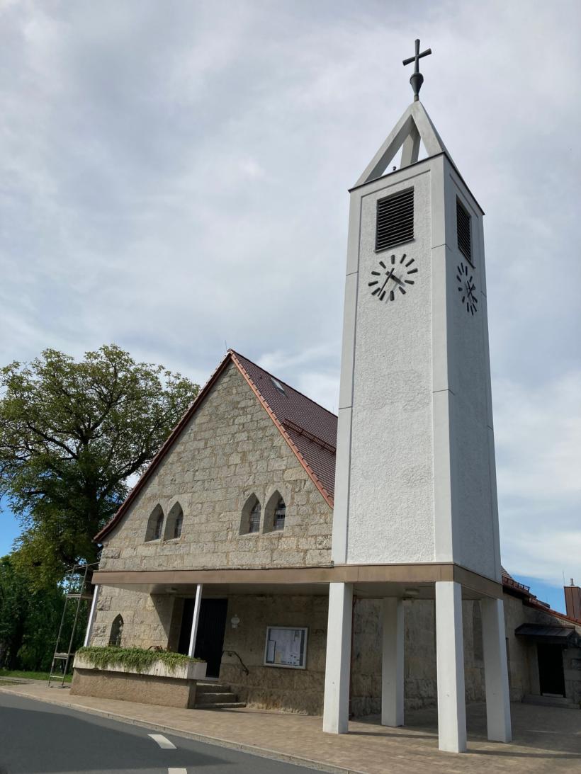 Außenansicht der Kirche in Breitenlesau