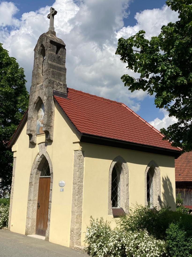 Außenansicht der Kapelle Eichenbirkig