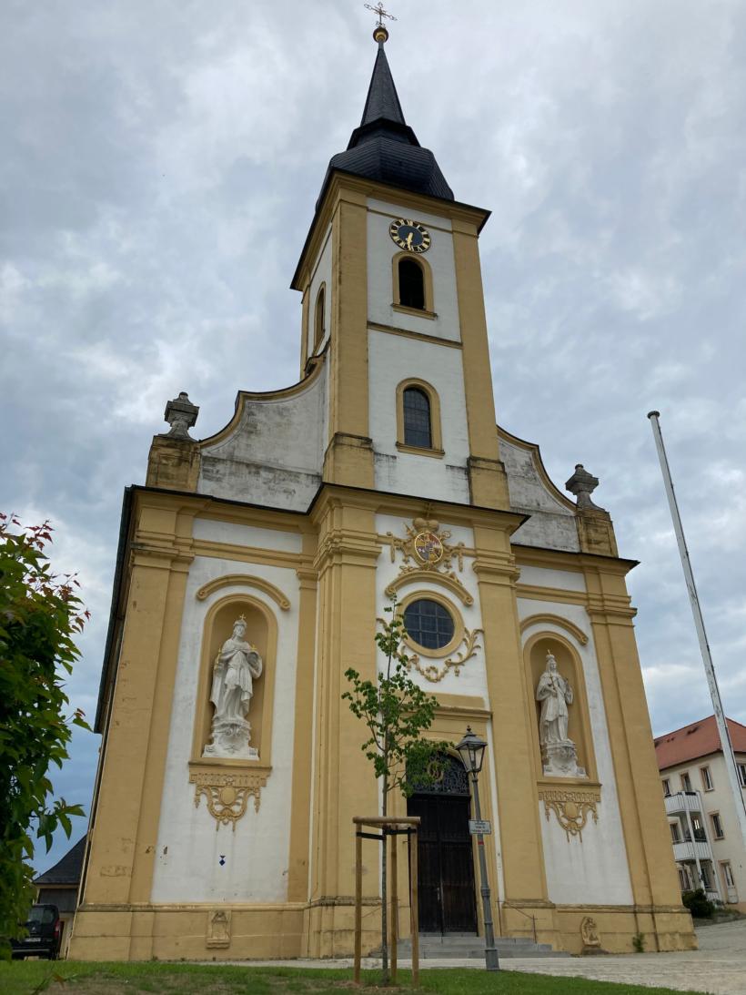 Außenansicht der Pfarrkirche Hollfeld