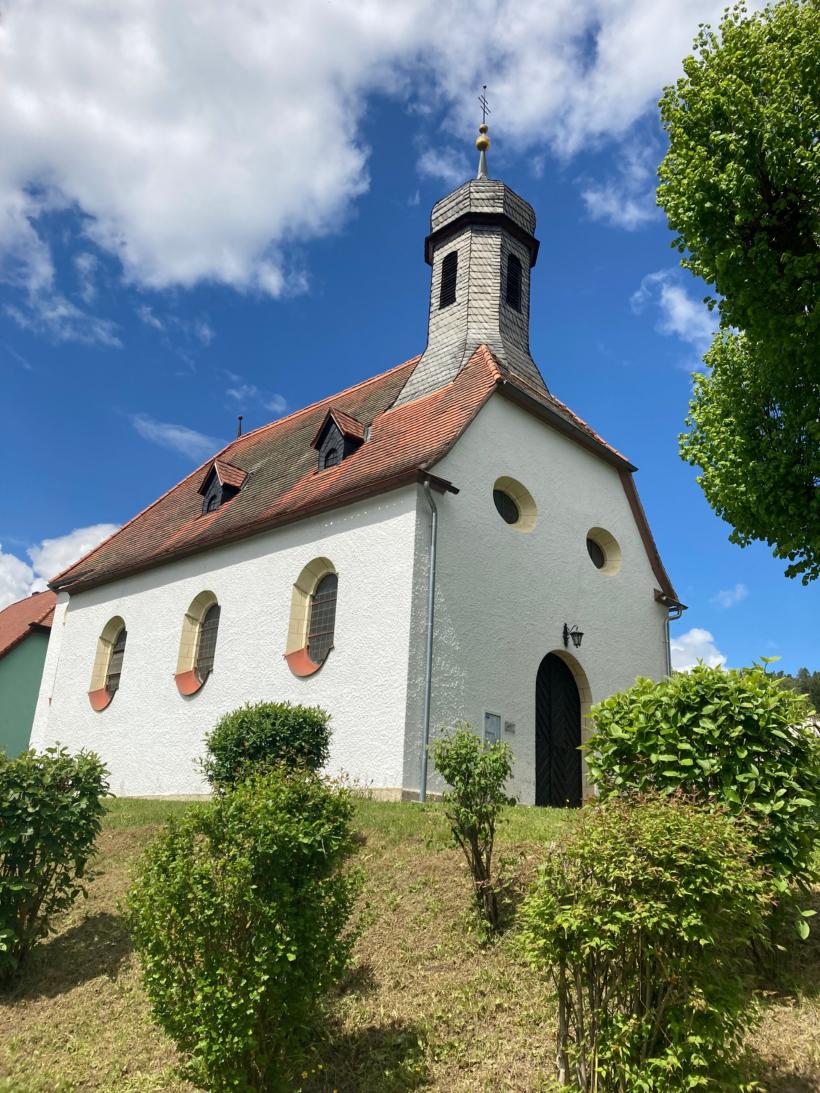 Außenansicht der Kirche in Kirchahorn