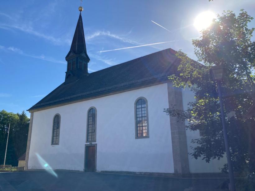 Außenansicht der Kirche in Neuhaus