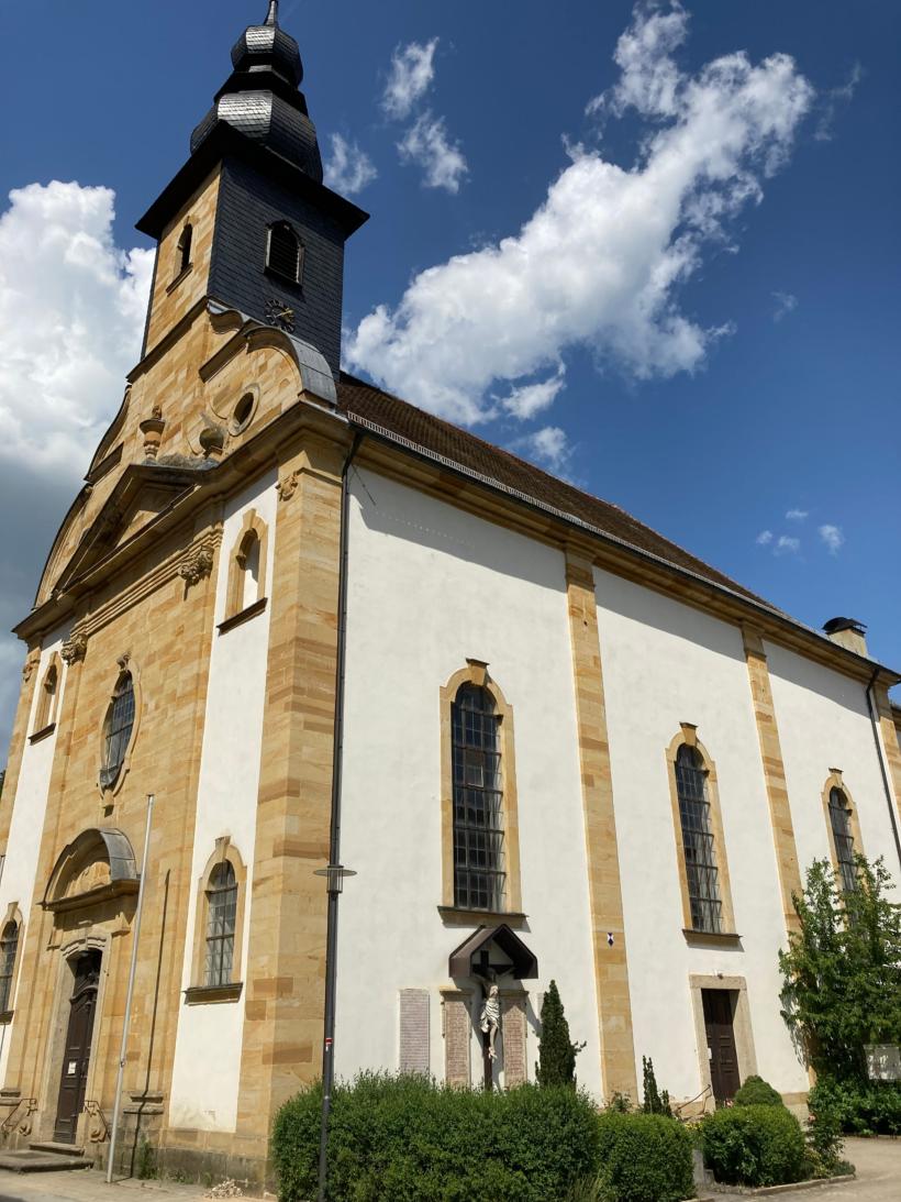 Außenansicht der Pfarrkirche Oberailsfeld