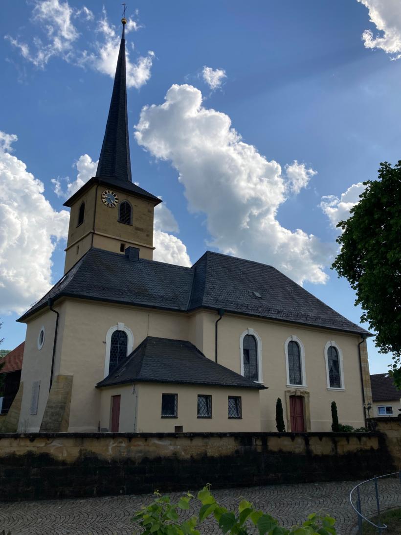Außenansicht der Pfarrkirche Poppendorf