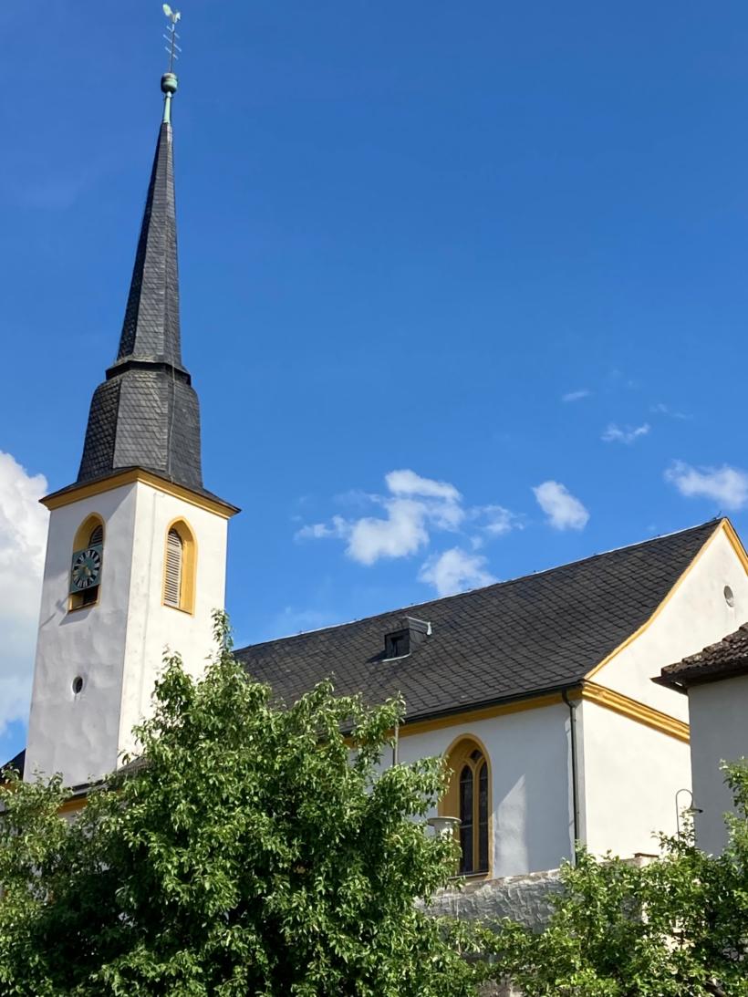 Außenansicht der Pfarrkirche Schönfeld