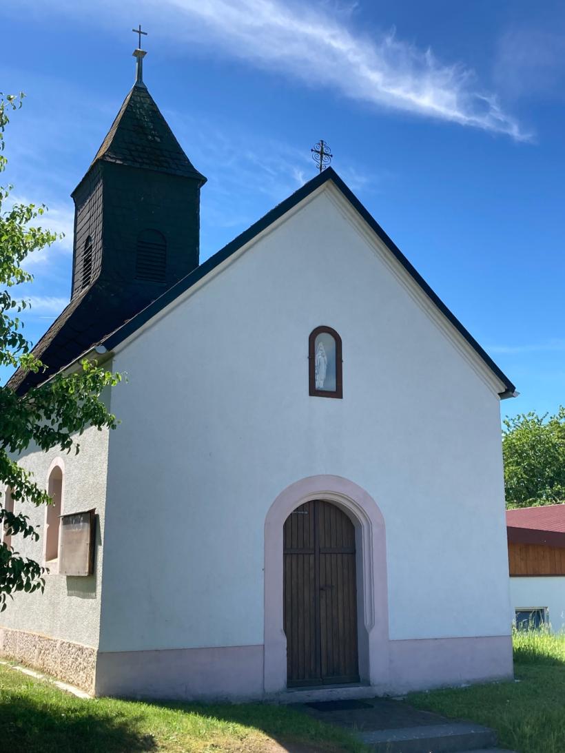 Außenansicht der Kapelle in Tiefenlesau