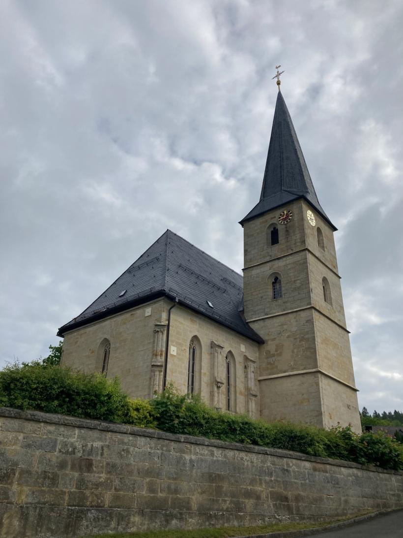 Außenansicht der Pfarrkirche Volsbach