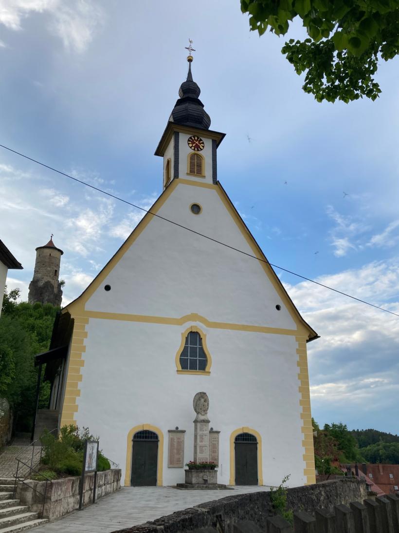 Außenansicht der Pfarrkirche Waischenfeld
